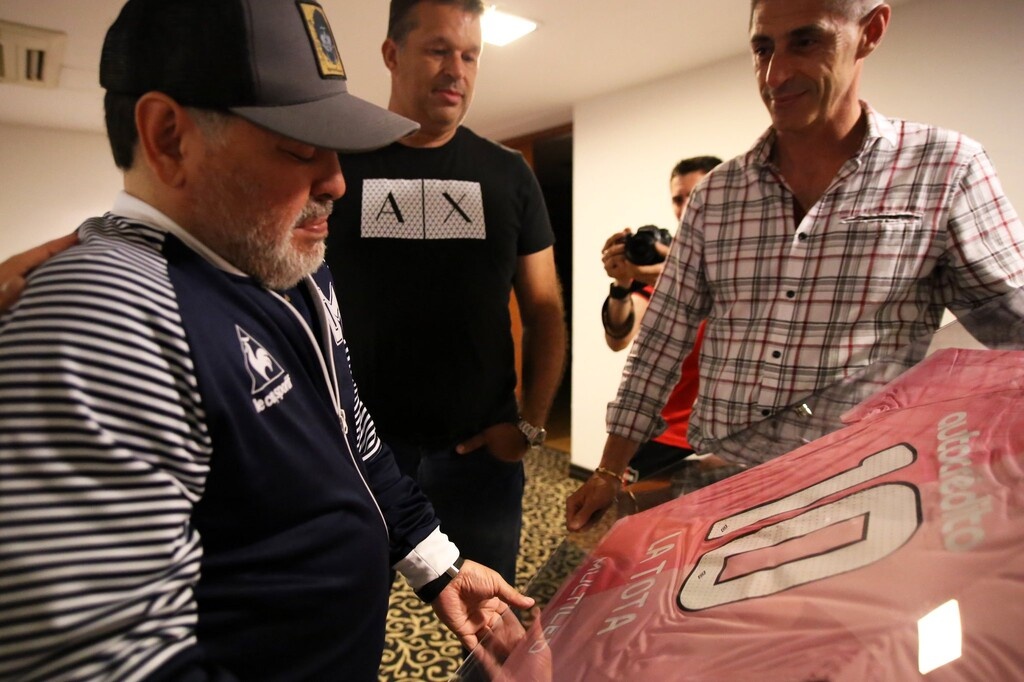 Ο… θρόνος του Μαραντόνα από τους οπαδούς της Νιούελς Ολντ Μπόις (photos+videos)