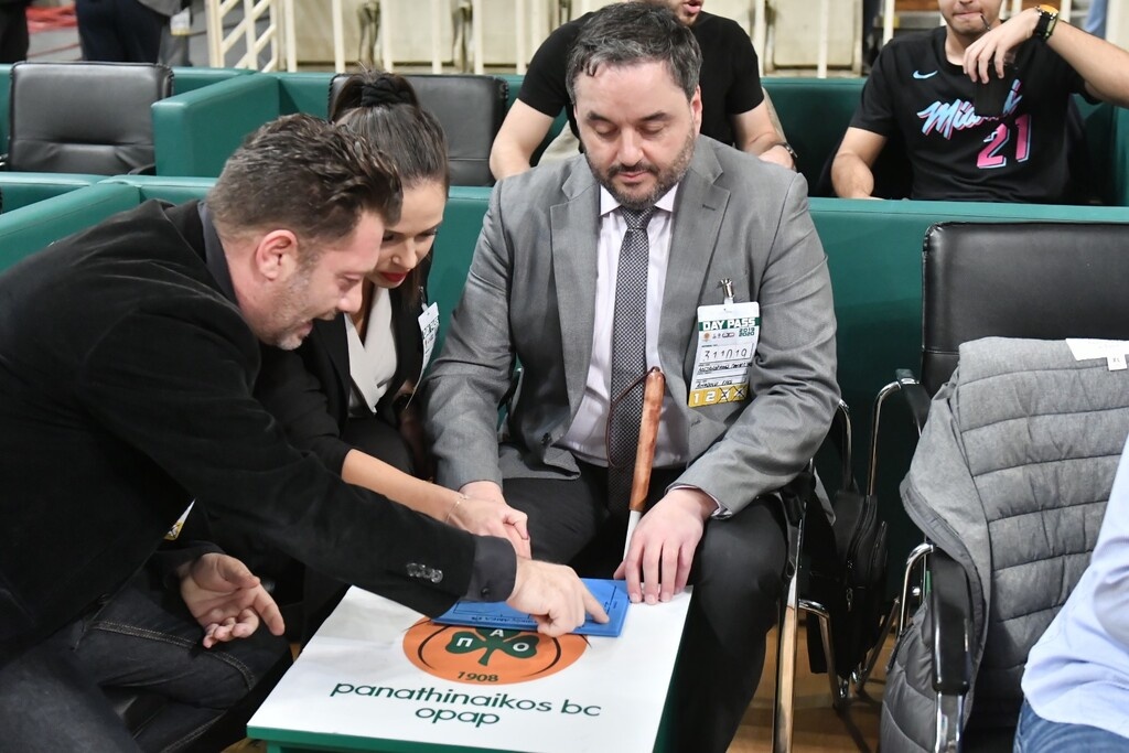 Παναθηναϊκός ΟΠΑΠ-Αναντολού Εφές: Τρομερή κίνηση σε τυφλό φίλαθλό του (photos)