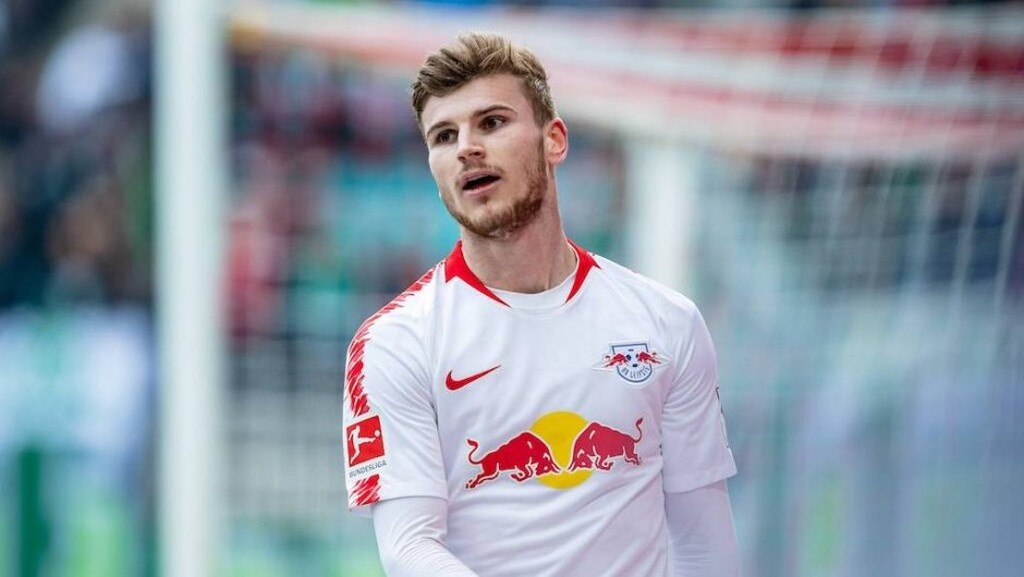 … Τίμο Βέρνερ! Ο 23χρονος επιθετικός αποτελεί το νέο μεγάλο σέντερ φορ της εθνικής Γερμανίας και τα τελευταία χρόνια εντυπωσιάζει με τη φανέλα της Λειψίας.