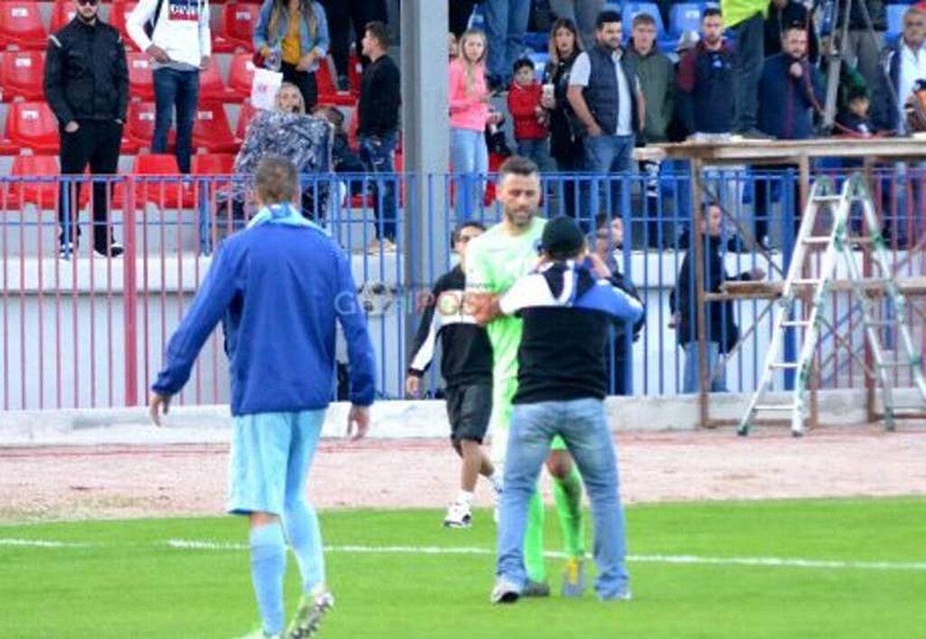 Χαμός στο Νίκη Βόλου-Ιωνικός - Αποδοκιμασίες και ντου οπαδού (photos)