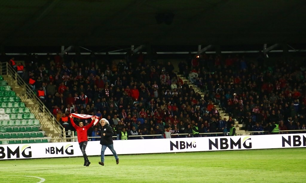 Ξάνθη-Ολυμπιακός: Ο Τσουκαλάς μπούκαρε στο γήπεδο και καθυστέρησε η σέντρα (photos)