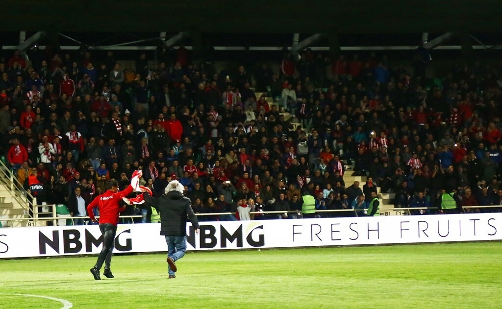 Ξάνθη-Ολυμπιακός: Ο Τσουκαλάς μπούκαρε στο γήπεδο και καθυστέρησε η σέντρα (photos)