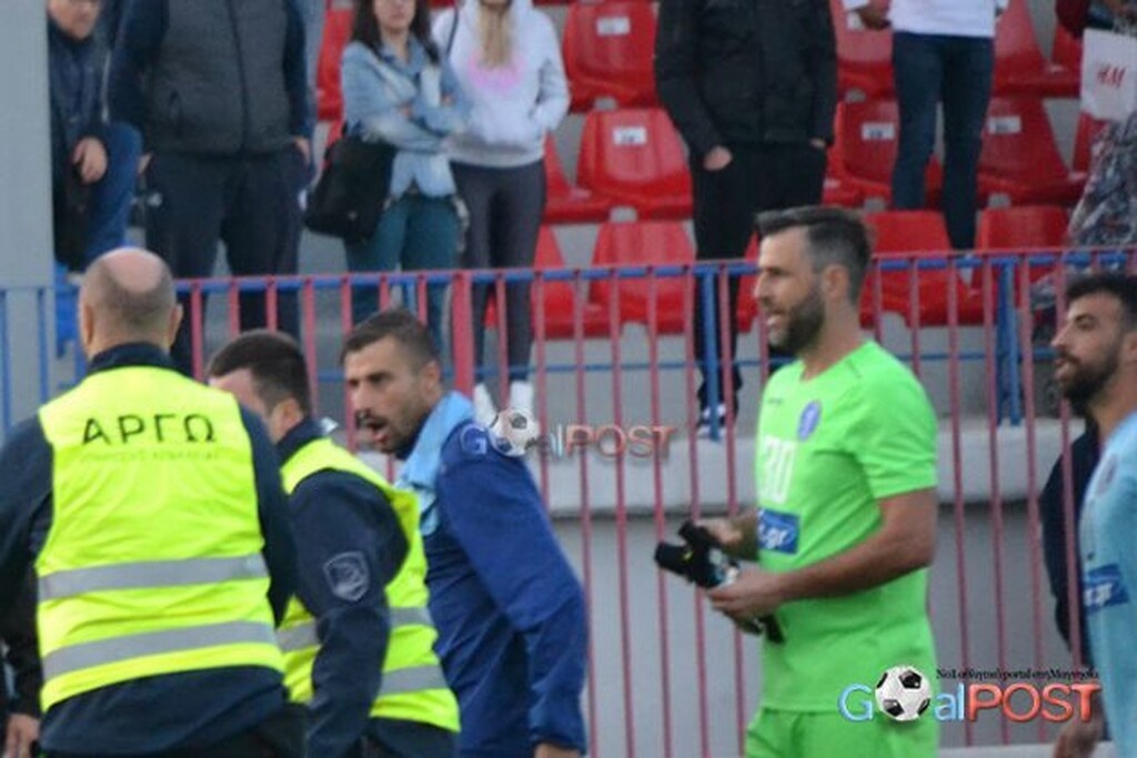 Χαμός στο Νίκη Βόλου-Ιωνικός - Αποδοκιμασίες και ντου οπαδού (photos)