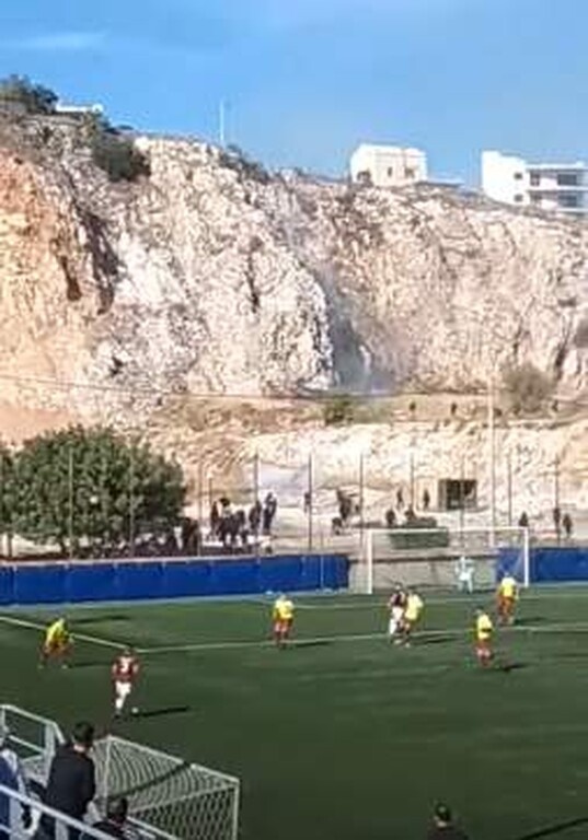 Χαμός στη Νίκαια: Επεισόδια οπαδών Ιωνικού – Προοδευτικής (video&photos)