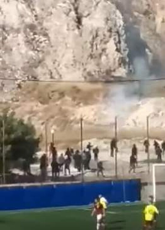 Χαμός στη Νίκαια: Επεισόδια οπαδών Ιωνικού – Προοδευτικής (video&photos)