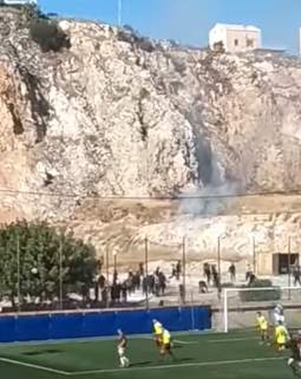 Χαμός στη Νίκαια: Επεισόδια οπαδών Ιωνικού – Προοδευτικής (video&photos)