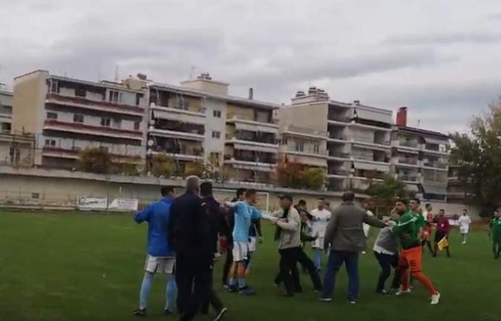 Πλακώθηκαν σε αγώνα της Γ' Εθνικής - Επεισόδια με παίκτες και οπαδούς (photos&video)