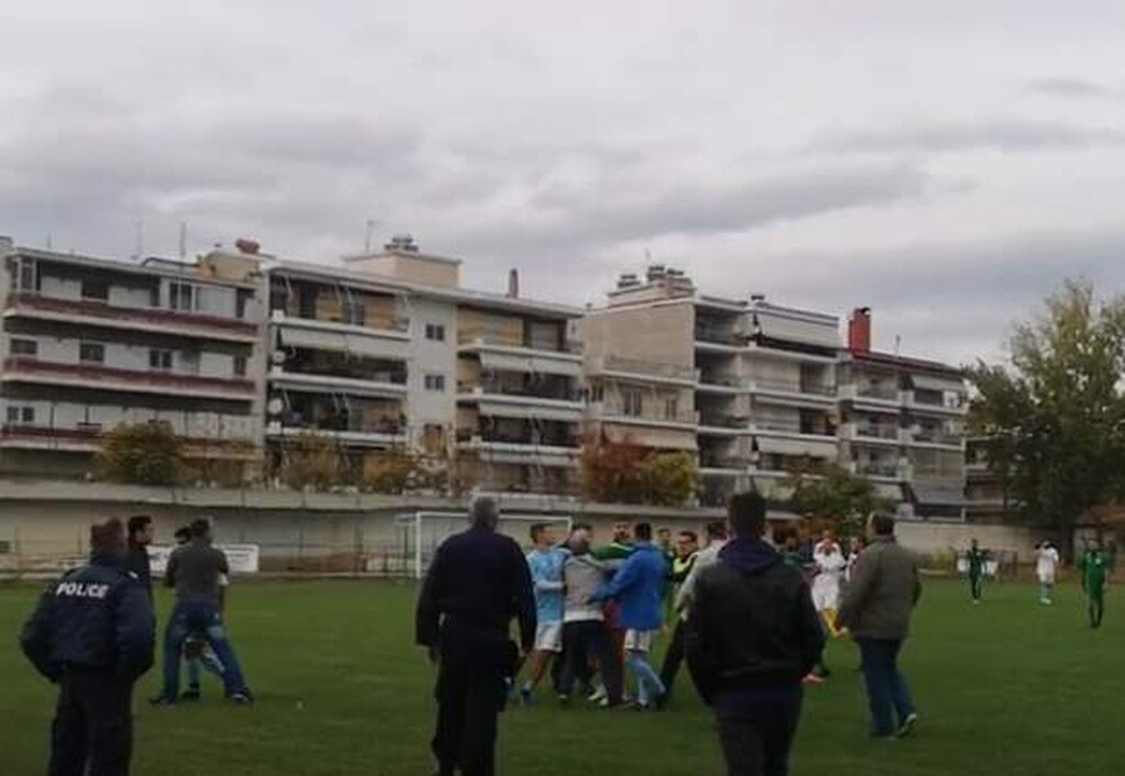 Πλακώθηκαν σε αγώνα της Γ' Εθνικής - Επεισόδια με παίκτες και οπαδούς (photos&video)