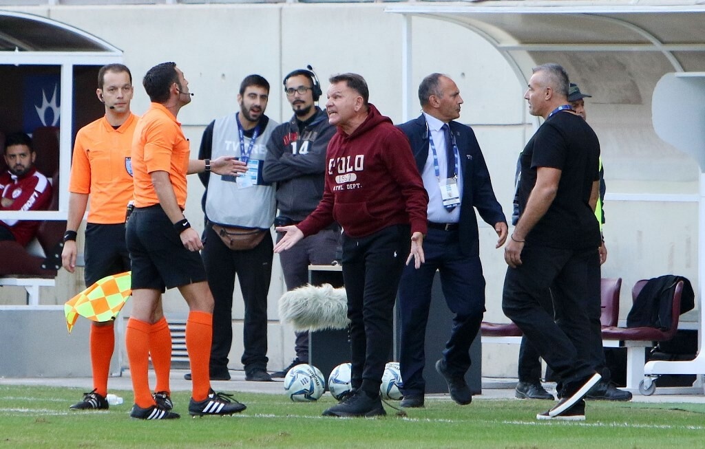 ΑΕΛ: Η στιγμή του «ντου» του Κούγια στον Κομίνη (photos+video)