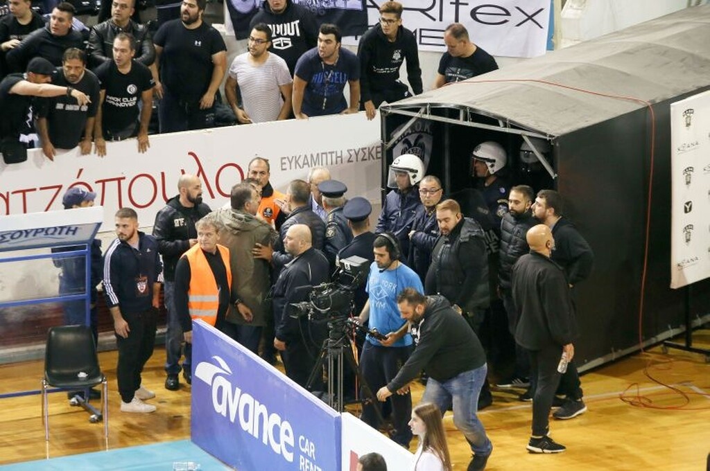 Επεισόδια στο ΠΑΟΚ-Ολυμπιακός: Η στιγμή της έντασης στην Πυλαία (video&photos)