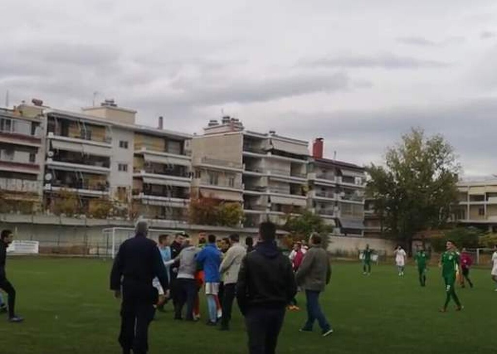 Πλακώθηκαν σε αγώνα της Γ' Εθνικής - Επεισόδια με παίκτες και οπαδούς (photos&video)