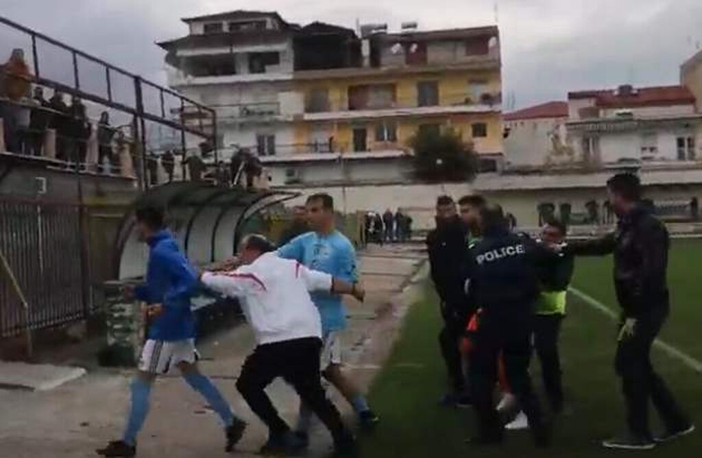 Πλακώθηκαν σε αγώνα της Γ' Εθνικής - Επεισόδια με παίκτες και οπαδούς (photos&video)