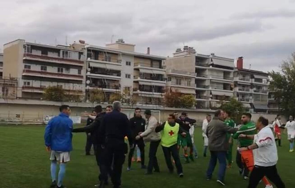 Πλακώθηκαν σε αγώνα της Γ' Εθνικής - Επεισόδια με παίκτες και οπαδούς (photos&video)