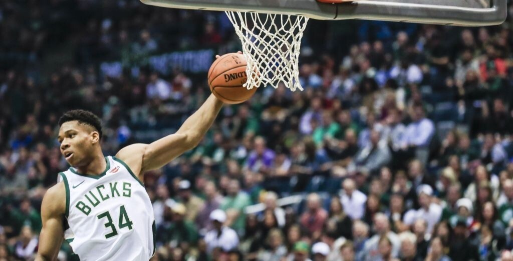 NBA: Σπάει κάθε ρεκόρ ο Γιάννης Αντετοκούνμπο! (photos+videos)