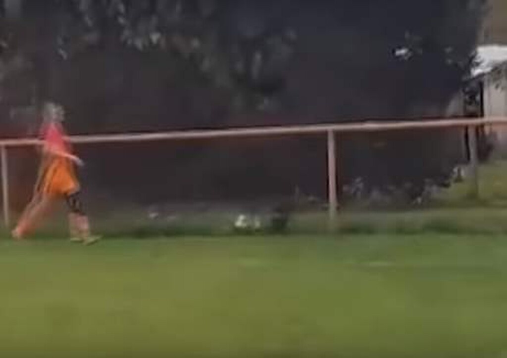 Σάλος σε ποδοσφαιρικό ματς: Παίκτης σκότωσε κότα την ώρα του αγώνα! (σκληρές εικόνες)