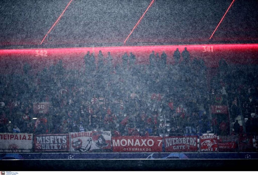 Μπάγερν Μονάχου-Ολυμπιακός: Δυναμική η «ερυθρόλευκη» εξέδρα στο βροχερό Μόναχο (photos)