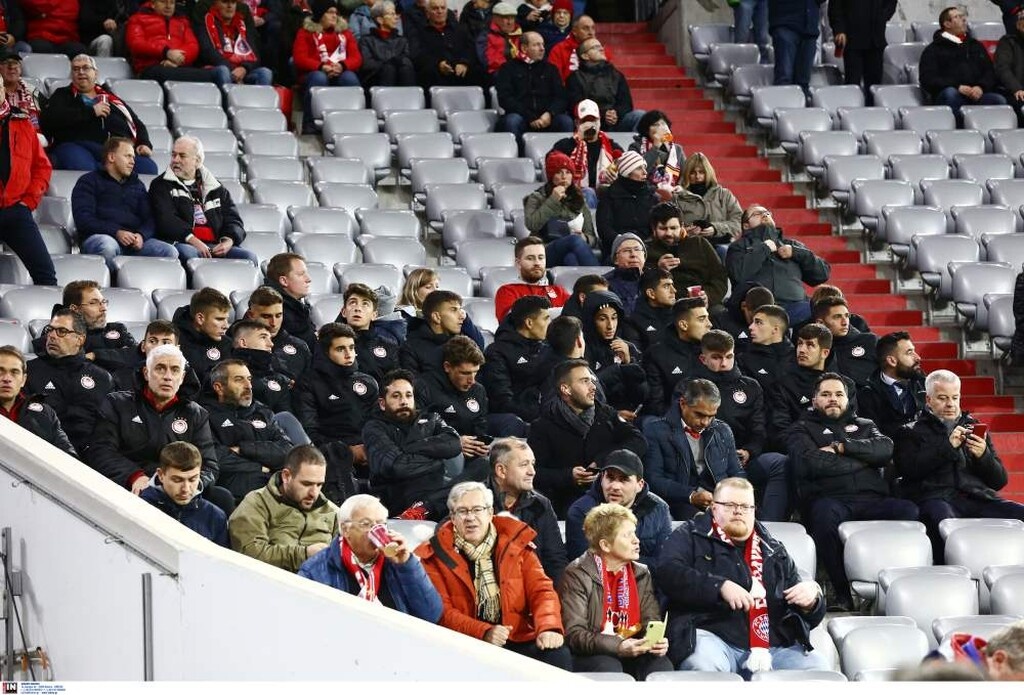 Μπάγερν Μονάχου-Ολυμπιακός: Δυναμική η «ερυθρόλευκη» εξέδρα στο βροχερό Μόναχο (photos)