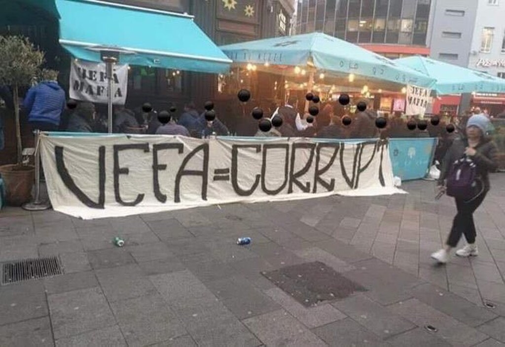 Στα… χνάρια του ΠΑΟΚ! Πανό «UEFA Mafia» από τους οπαδούς του Άγιαξ (photos)