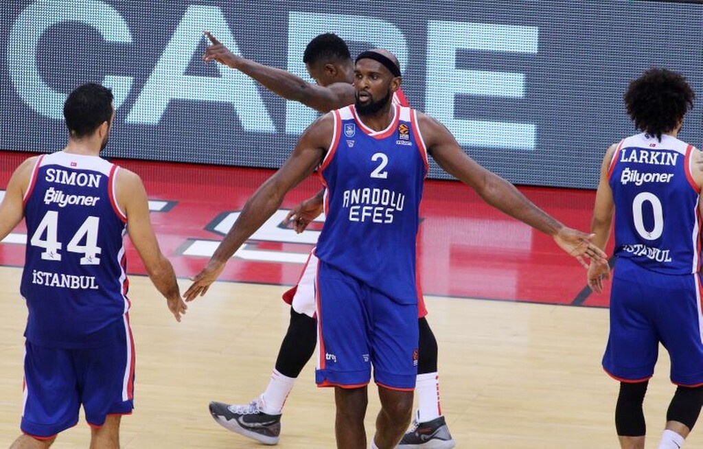 Η Αναντολού Εφές κατέβασε το ριμπάουντ στα 26'' πριν τελειώσει ο αγώνας. Ο Σίνγκλετον σούταρε στα 2'', δηλαδή, στην εκπνοή της επίθεσης των Τούρκων. Προφανώς και δεν ήθελε να χρεωθεί ένα ακόμα λάθος στη στατιστική του...