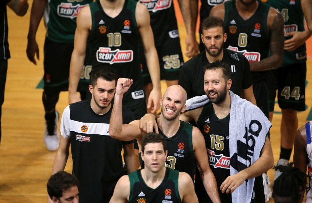 Στο φινάλε, οι πράσινοι πήραν μια σημαντική νίκη και αρκετοί από αυτούς χαιρέτησαν τον Αμερικανό τεχνικό που ήταν στα επίσημα...