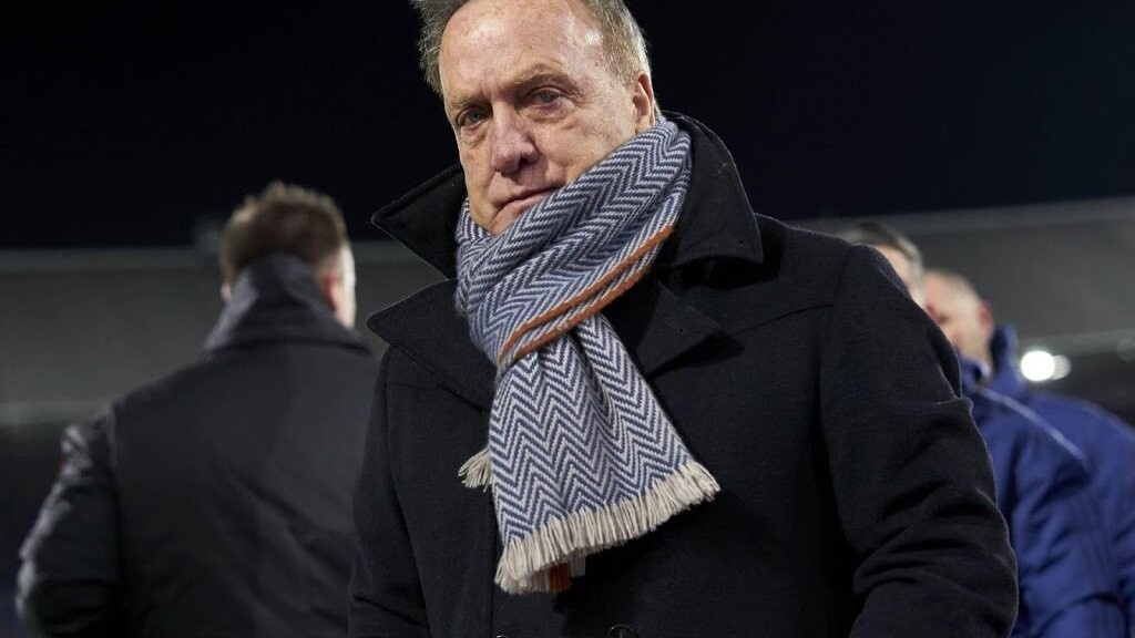 Στον πάγκο της Φέγενορντ κάθισε ο Ντικ Άντβοκαατ, μετά την απομάκρυνση του Γιάπ Σταμ. Ε, δεν ήθελαν πολύ οι οπαδοί της ολλανδικής ομάδας και...