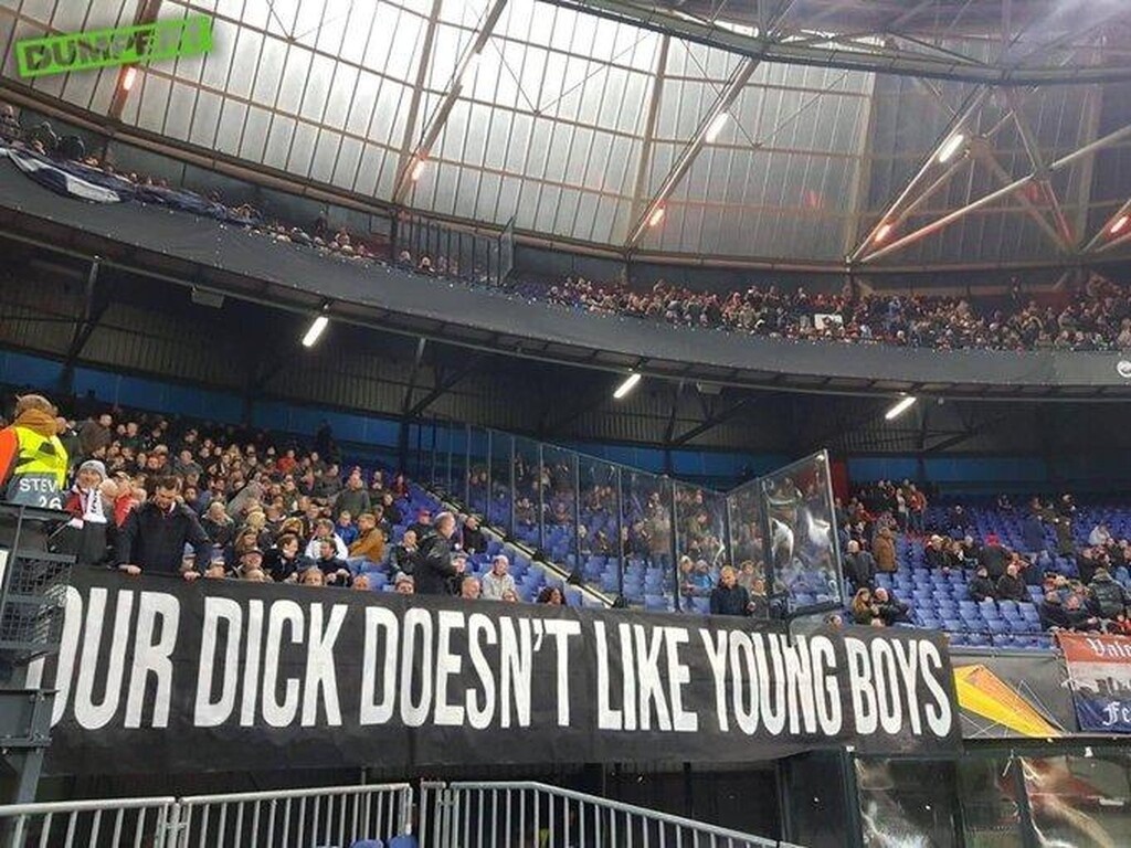 έκαναν ένα λογοπαίγνιο με το μικρό όνομα του 72χρονου προπονητή και έγραψαν στο πανό τους: «Στον Ντικ μας δεν αρέσει η Γιουνγκ Μπόις». Όχι, το νόημα δεν ήταν αυτό! Το... Ντικ παρέπεμπε αλλού και με το Γιουνγκ Μπόις εννοούσαν νεαρά αγόρια.