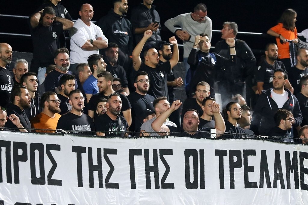 Το πανό - γροθιά στο ρατσισμό των οπαδών του ΠΑΟΚ