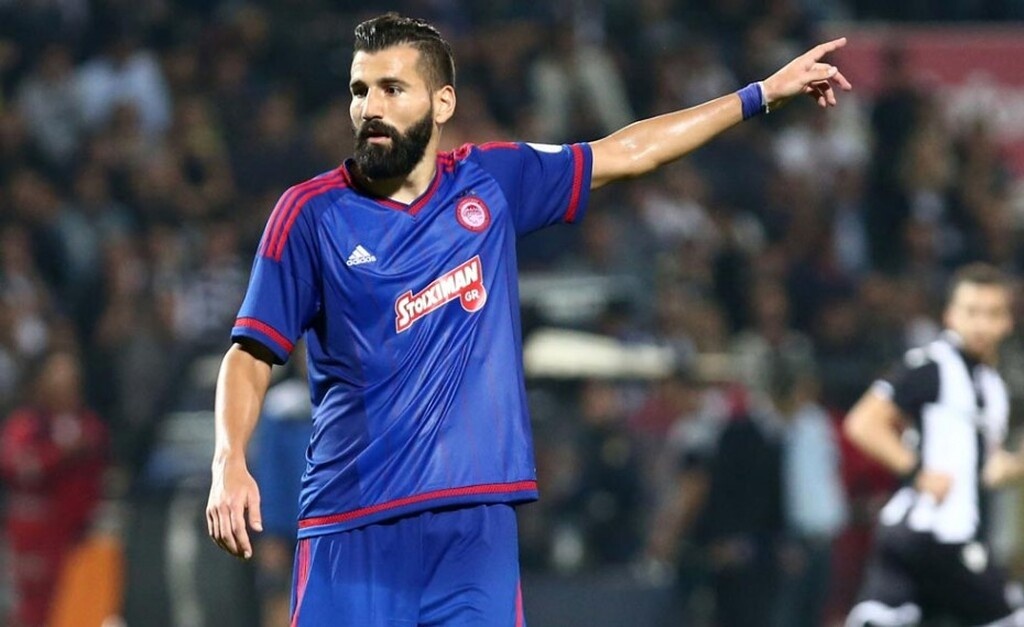 Ο διεθνής στόπερ έχει ακόμα έναν χρόνο συμβόλαιο με τη Λεγανές, όμως στο μυαλό του υπάρχει η σκέψη να φορέσει ξανά την «ερυθρόλευκη».