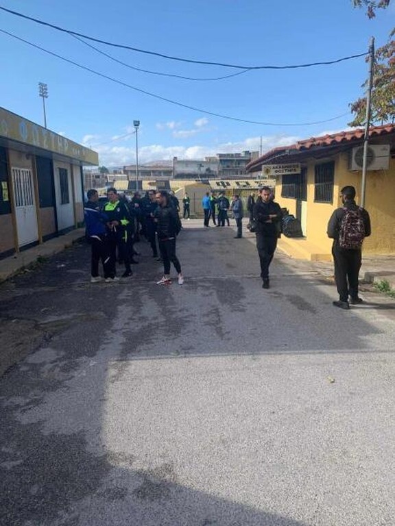 Απίστευτο και όμως... ελληνικό: Κλειδώθηκαν έξω από το γήπεδο! (photos)