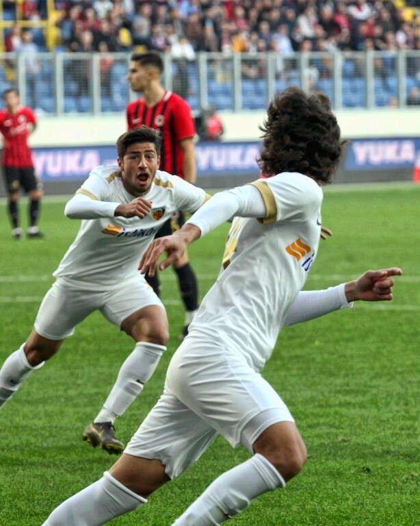 Ένας 15χρονος έγραψε ιστορία στην Τουρκία (video+photos)