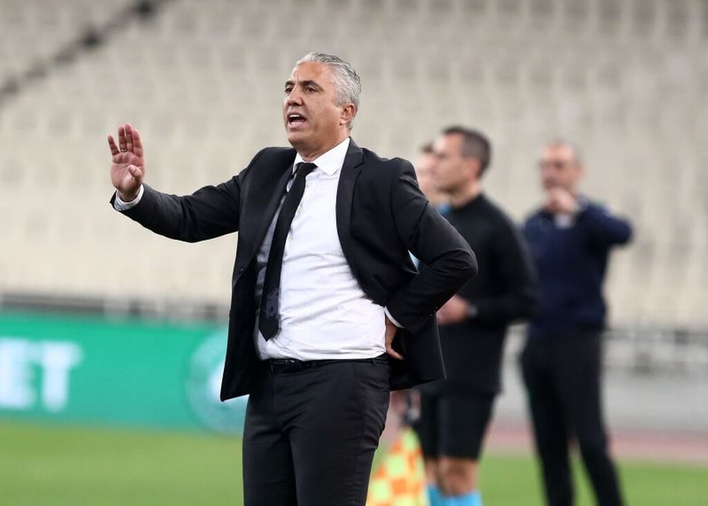 Ο τεχνικός της ΑΕΚ δεν επικρίθηκε τόσο για το κοουτσάρισμα, όσο για το γεγονός ότι εμφανίστηκε... με κοστούμι!