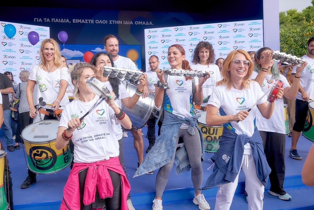 Παράσταση κρουστών από το συγκρότημα Quilombo, στο περίπτερο του ΟΠΑΠ με τη συμμετοχή του Γιώργου Λιανού, της Μαίρης Συνατσάκη και της Μαρίας Ηλιάκη