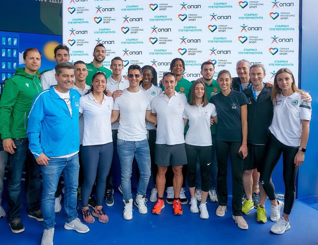 Η διοίκηση του ΟΠΑΠ με τον Σάκη Ρουβά, τους αθλητές της ΚΑΕ ΠΑΝΑΘΗΝΑΙΚΟΣ ΟΠΑΠ, τους αθλητές του ΠΑΝΑΘΗΝΑΙΚΟΥ Α.Ο. και τους OPAP Champions