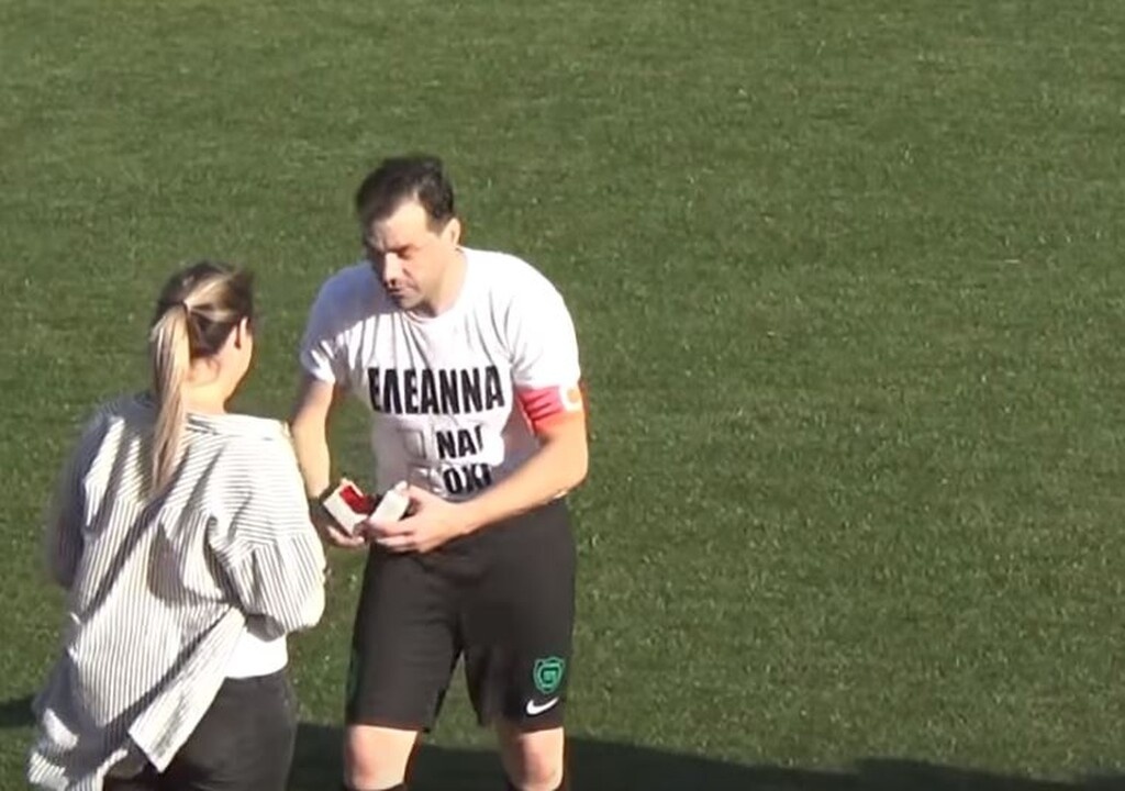 Το ερώτημα απευθυνόταν στην εκλεκτή της καρδιάς του Ελεάννα, στην οποία πρόσφερε και δαχτυλίδι…