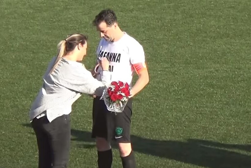 Η Ελεάννα είχε την επιλογή να απαντήσει γράφοντας με μαρκαδόρο στην μπλούζα του Βασίλη ΝΑΙ ή ΟΧΙ και εμφανώς συγκινημένη απάντησε ΝΑΙ