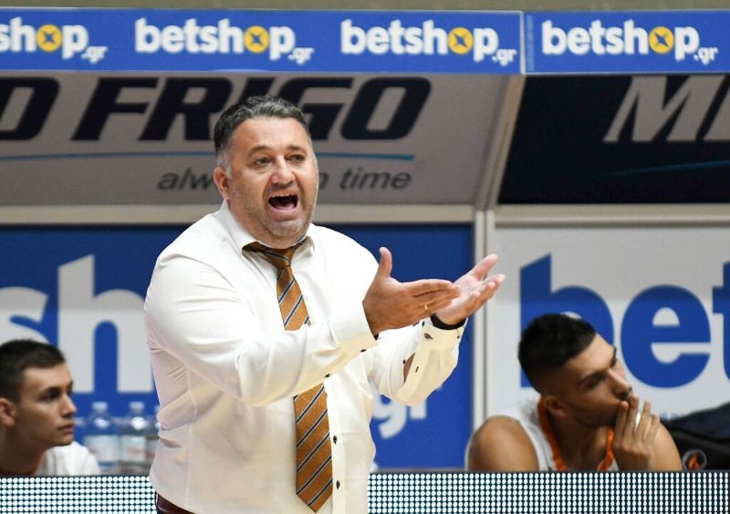 Ο Μάκης Γιατράς και στο παρελθόν έχει γίνει... viral με τις αντιδράσεις του στον πάγκο...