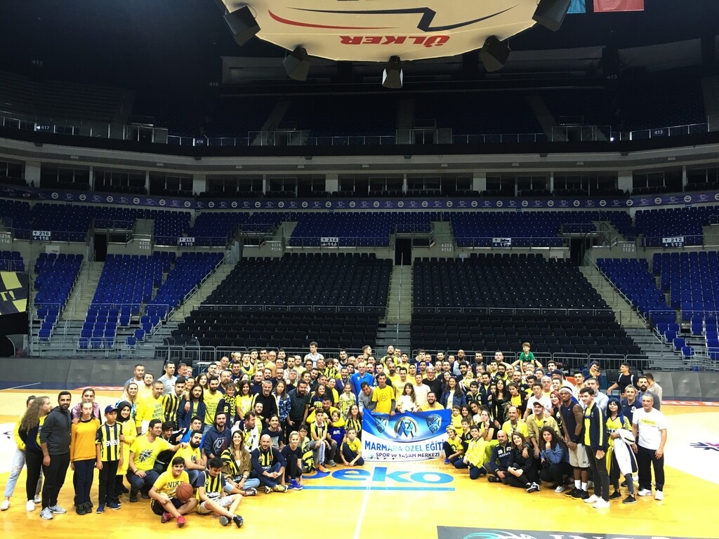 Φενέρμπαχτσε: Ανθοδέσμη στον Σλούκα από οπαδούς (photos)