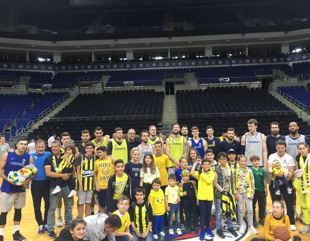 Φενέρμπαχτσε: Ανθοδέσμη στον Σλούκα από οπαδούς (photos)