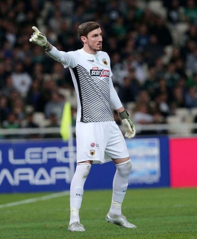 Ο λόγος φυσικά για τον Βασίλη Μπάρκα, καθώς ο διεθνής πορτιέρο συγκεντρώνει όλο το  πακέτο για ένα δυνατό deal από πλευράς ΑΕΚ.