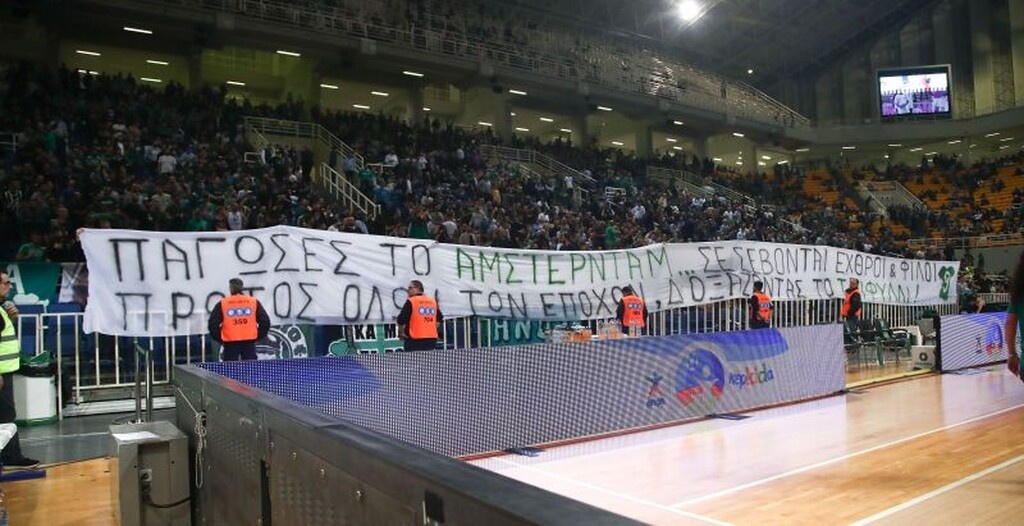 «Πάγωσες το Άμστερνταμ, σε σέβονται εχθροί και φίλοι, πρώτος όλων των εποχών δοξάζοντας το  τριφύλλι», έγραφε το πανό των φίλων του Παναθηναϊκού για τον Βαζέχα.