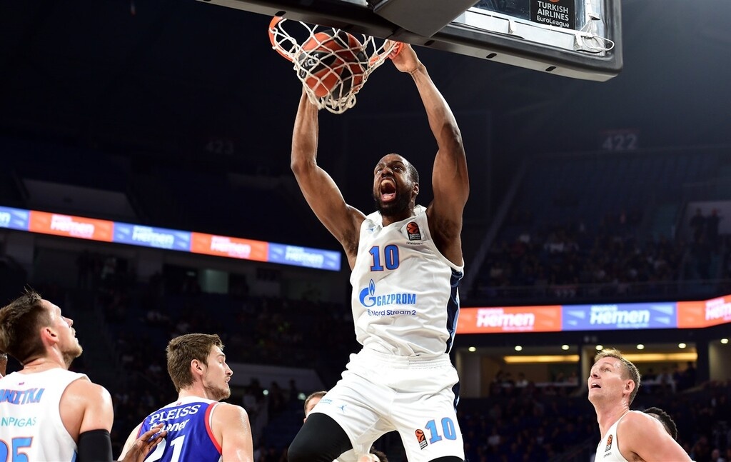 Αναντολού Εφές-Ζενίτ 90-88: Γλίτωσε το κάζο με Λάρκιν-Μίσιτς