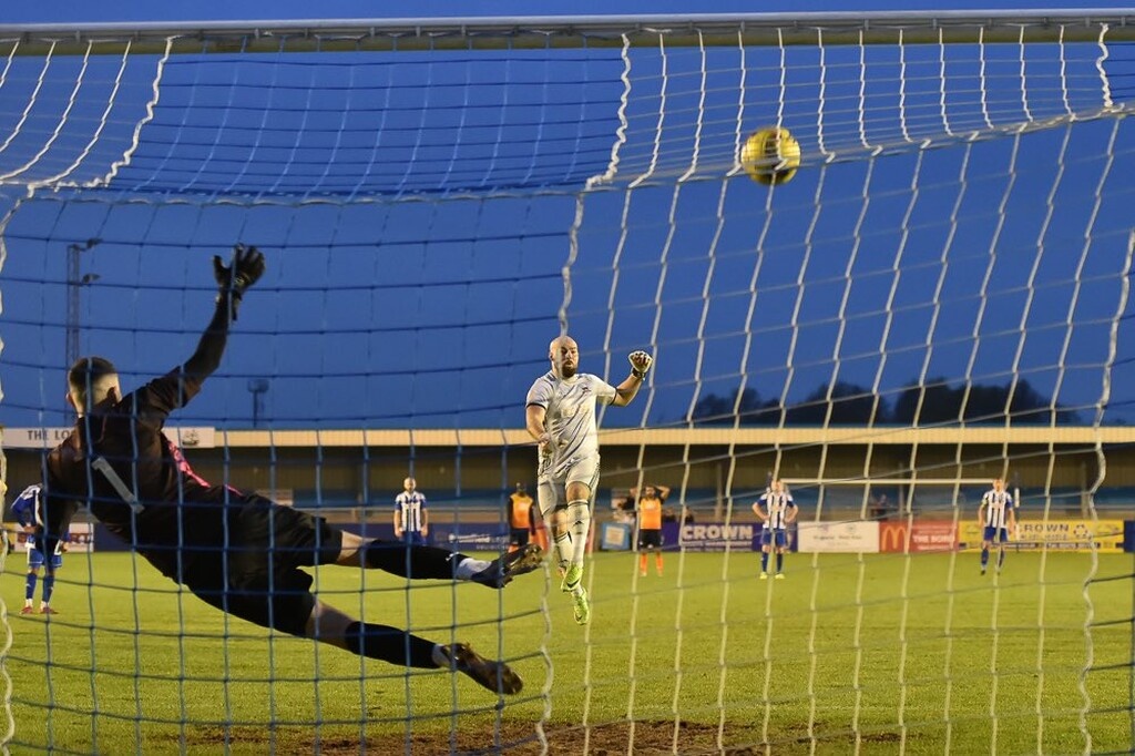 Τερματοφύλακας εκτέλεσε πέναλτι και του άλλαξε τα… φώτα (photos+video)