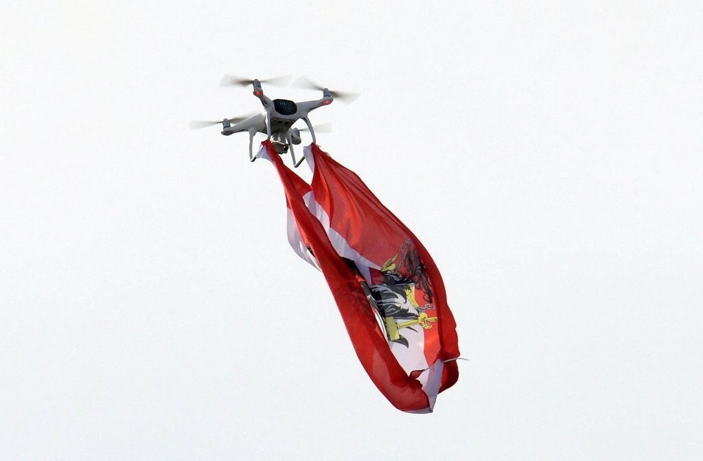 Στους οπαδούς των «ερυθρόλευκων» δεν δόθηκαν εισιτήρια, εκείνοι όμως στο ημίχρονο πέταξαν ένα… drone στο γήπεδο με τη σημαία του Ολυμπιακού, κάνοντας έτσι αισθητή την παρουσία τους…