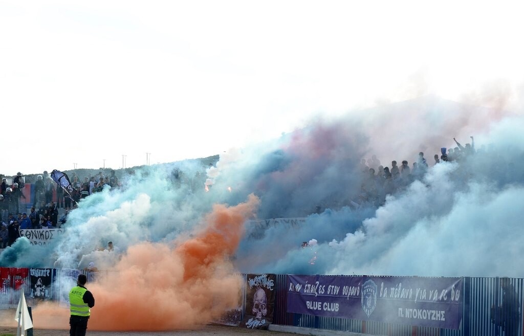 Οι φίλοι της Νίκης κατέκλυσαν το δημοτικό στάδιο Νεάπολης για το ντέρμπι και του έδωσαν μπλε χρώμα