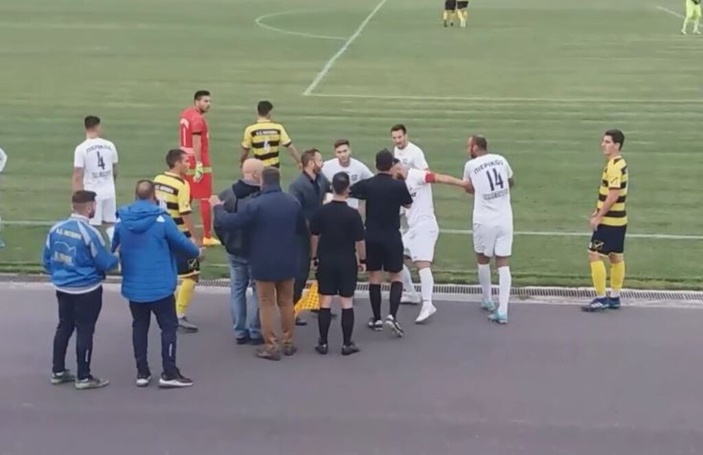 Αδιανόητο ντου για να μετρήσει γκολ που ακυρώθηκε στη Γ’ Εθνική!