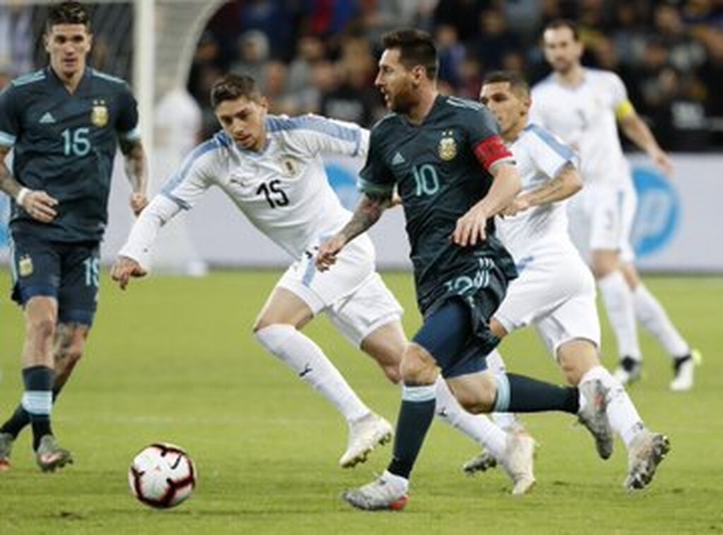 Αργεντινή – Ουρουγουάη 2-2: Ο Μέσι έβαλε το πέναλτι στο φινάλε και… κυνηγάει Πελέ! (video+photos)