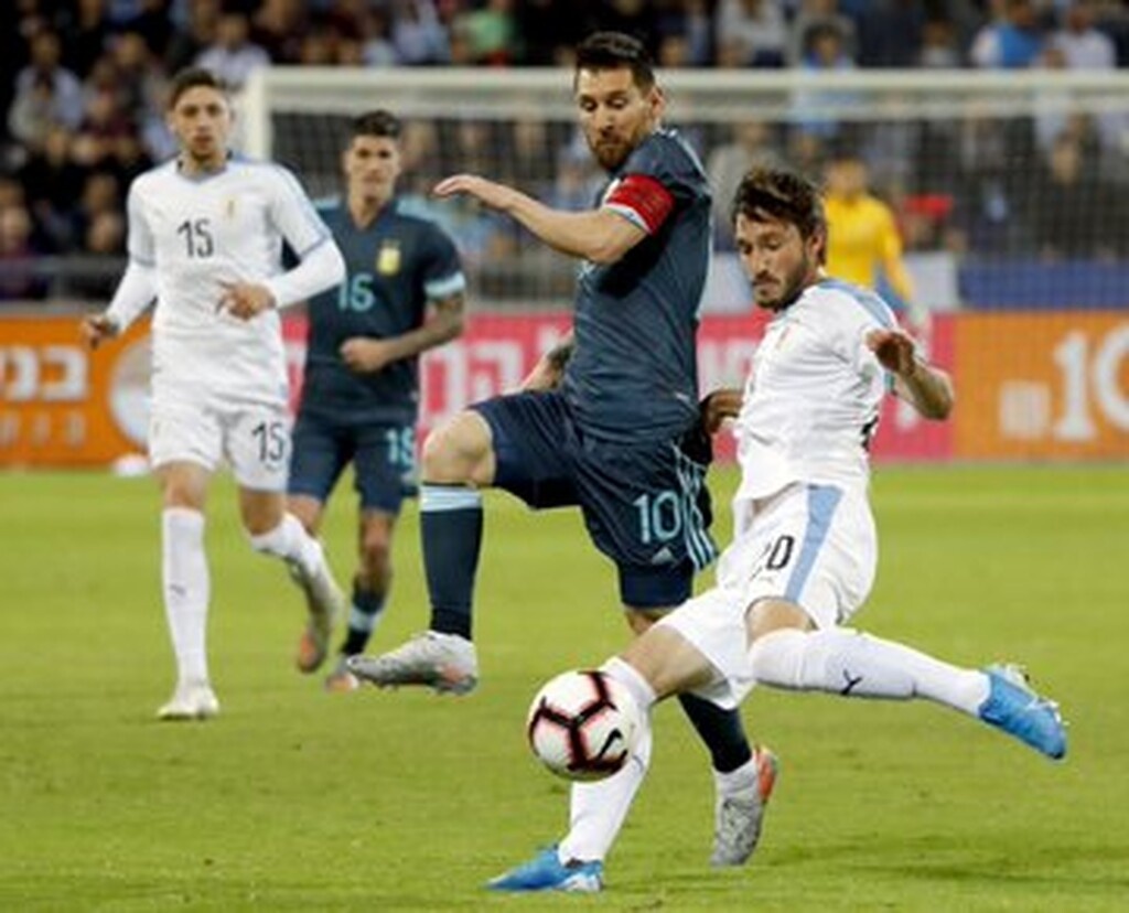 Αργεντινή – Ουρουγουάη 2-2: Ο Μέσι έβαλε το πέναλτι στο φινάλε και… κυνηγάει Πελέ! (video+photos)