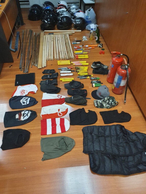 Συνελήφθησαν 16 για τα επεισόδια στου Ζωγράφου – Το «οπλοστάσιο» των χούλιγκαν! (photos)
