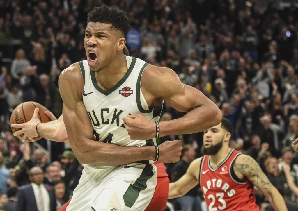 Ο Αντετοκούνμπο αποθέωσε Τσιτσιπά (photos)