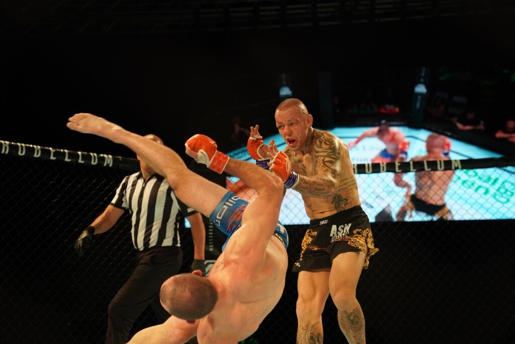 Το νοκ άουτ της χρονιάς στο MMA! (photos+video)